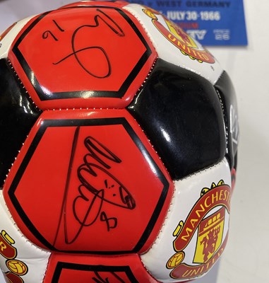 Lot 358 - FOOTBALL MEMORABILIA - MANCHESTER UNITED SIGNED FOOTBALL AND MORE.
