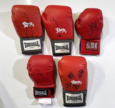 Lot 302 - BOXING MEMORABILIA - SIGNED GLOVES INC GEORGE GROVES.