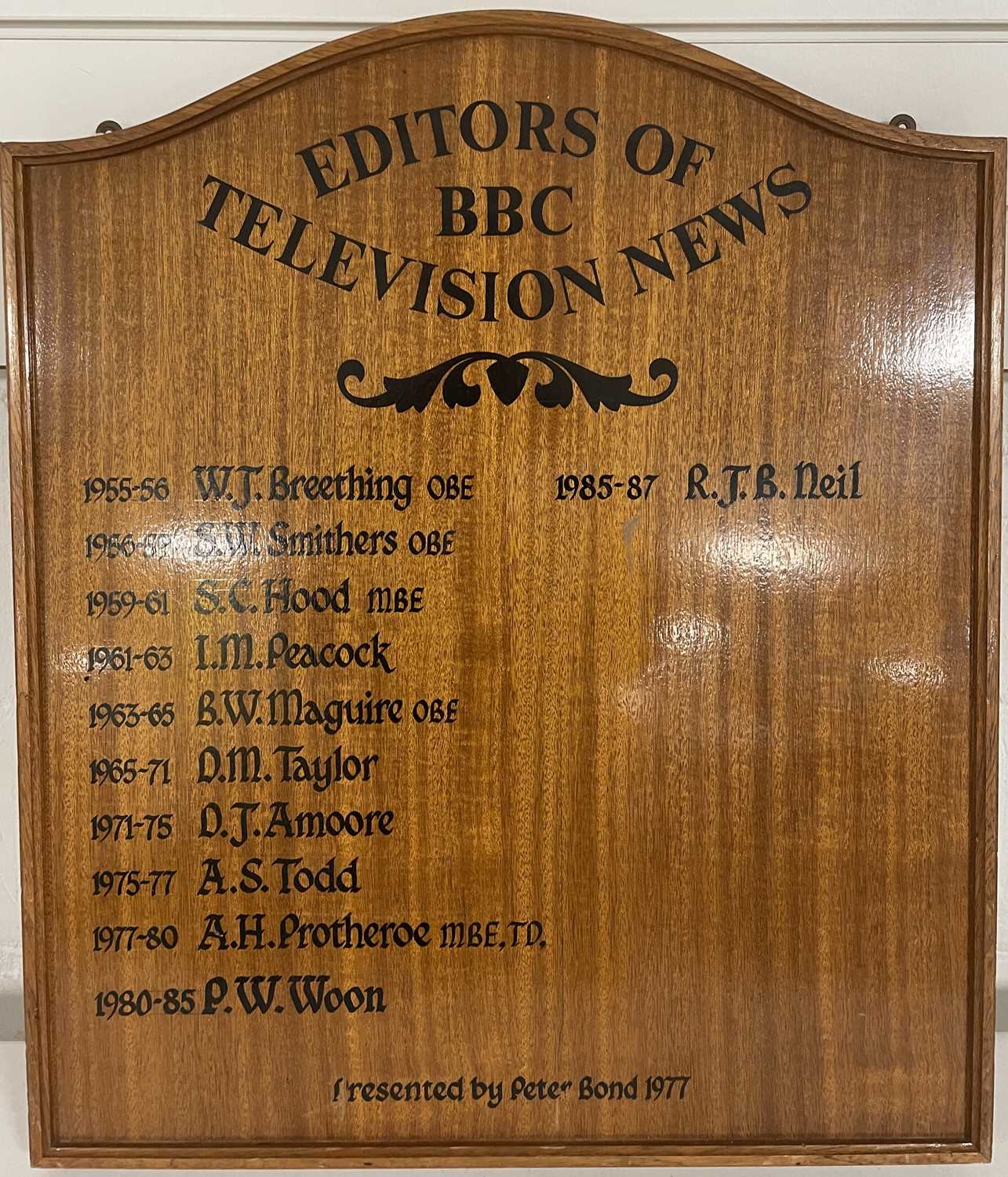 Lot 8 - BBC COLLECTION - BBC NEWS EDITORS PRESENTATION PLAQUE.