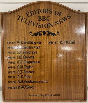 Lot 8 - BBC COLLECTION - BBC NEWS EDITORS PRESENTATION PLAQUE.
