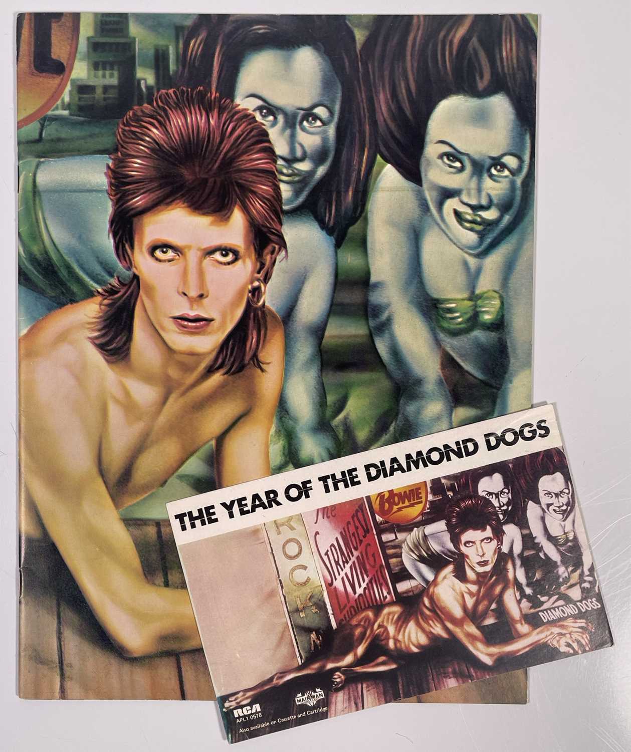 Lot 7 - DAVID BOWIE - DIAMOND DOGS US PROGRAMME AND STICKER.