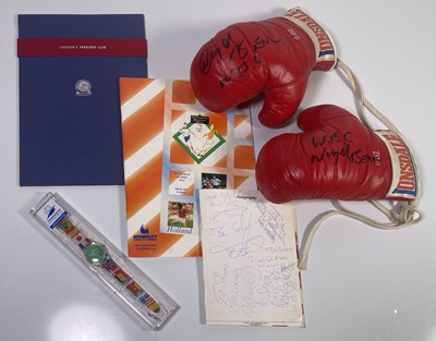 Lot 305 - SPORTING MEMORABILIA INC NIGEL BENN SIGNED BOXING GLOVES/1991 ARSENAL SIGNATURES.