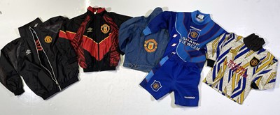 Lot 326 - MANCHESTER UNITED - KIDS / JUNIOR FOOTBALL KITS/CLOTHING.