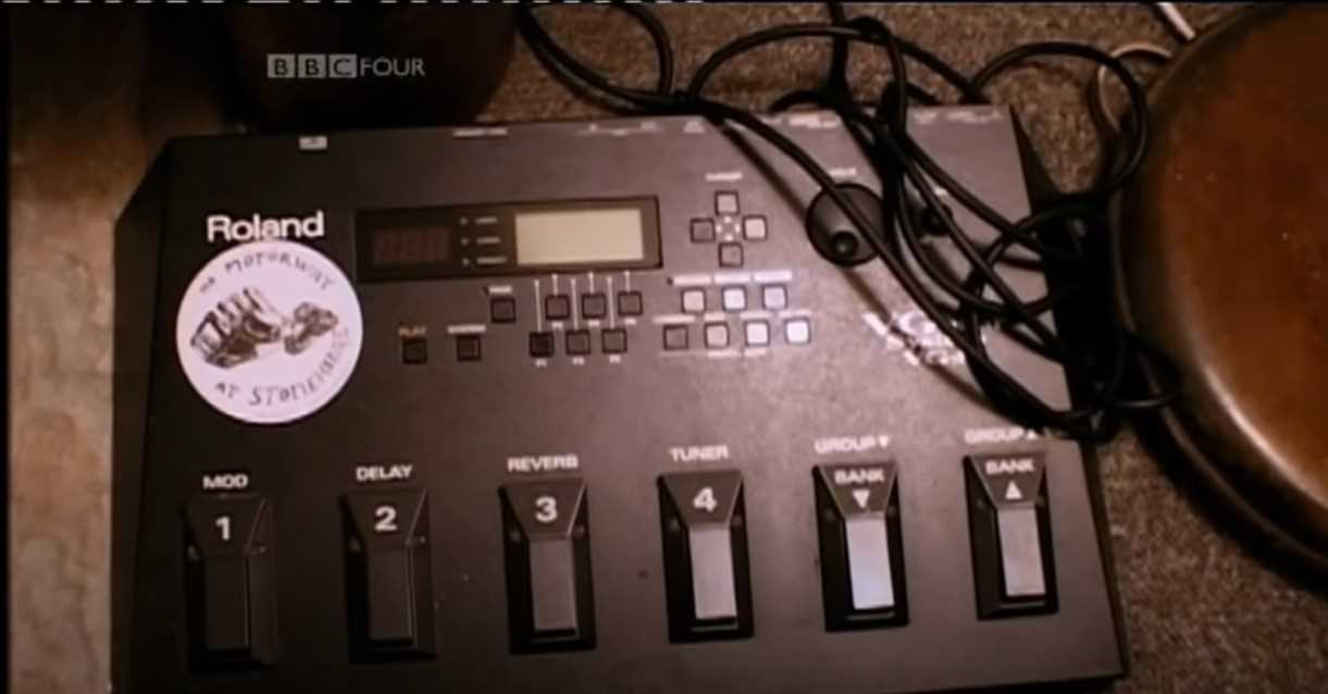 Lot 42 - JOHN'S EQUIPMENT - ROLAND VG-8 GUITAR SYSTEM.