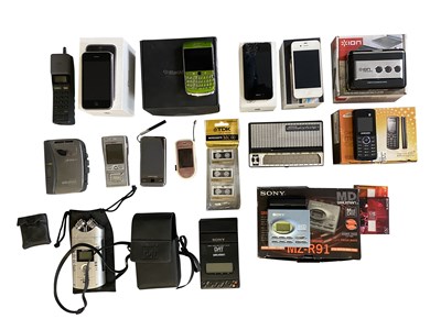 Lot 322 - VINTAGE TECH EQUIPMENT INCLUDING MOBILE PHONES