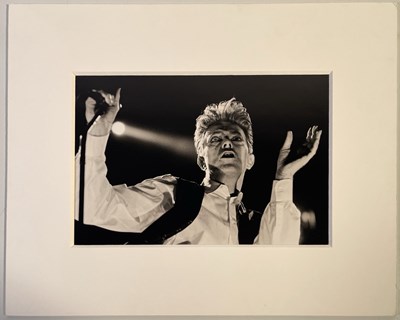Lot 562 - DAVID BOWIE - SIGNED LIMITED EDITION PHOTO PRINT.