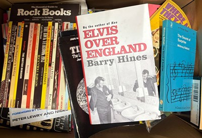 Lot 47 - PULP FICTION - LARGE COLLECTION OF ORIGINAL 1950S PAPERBACK TITLES.
