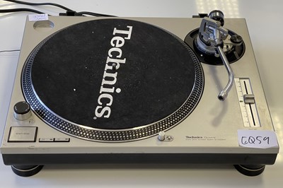 Lot 59 - TECHNICS - SL 1200 MK2 TURNTABLE.