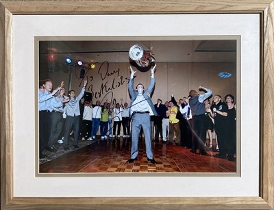 Lot 1580183 - MANCHESTER UNITED MEMORABILIA - FRAMED AND SIGNED ITEMS.