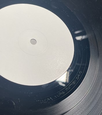 Lot 31 - THE SMITHS - THE QUEEN IS DEAD LP (ORIGINAL UK WHITE LABEL TEST PRESSING LP WITH PROOF SLEEVE AND INNERS - ROUGH 96)