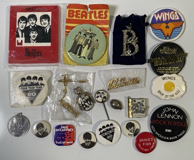 Lot 165 - THE BEATLES - ORIGINAL 1960S - 70S COLLECTABLES INC PIN BADGES.