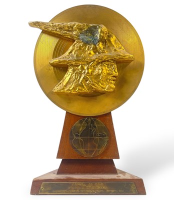 Lot 235 - MARY HOPKIN - 1968 'NATIONAL GO GAME' AWARD.
