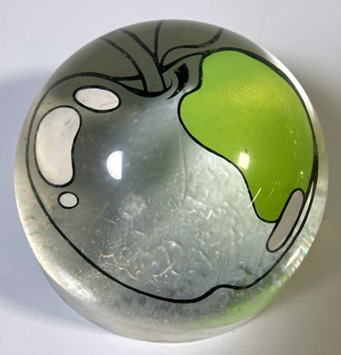Lot 185 - APPLE BOUTIQUE - AN ORIGINAL PAPERWEIGHT.