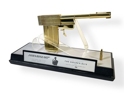 Lot 82 - JAMES BOND - THE MAN WITH THE GOLDEN GUN - LIMITED EDITION FACTORY ENTERTAINMENT GOLDEN GUN REPLICA.