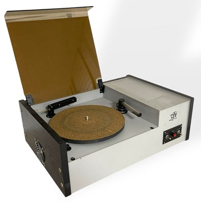 Lot 12 - VPI HW-17 RECORD CLEANING MACHINE.