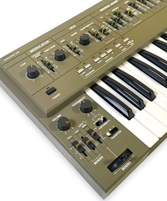 Lot 35 - ROLAND SH-101 MONOPHONIC SYNTHESIZER.