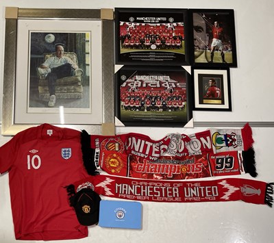 Lot 246 - FOOTBALL MEMORABILIA - MANCHESTER UNITED / MANCHESTER CITY - PROGRAMMES / FRAMED ITEMS.