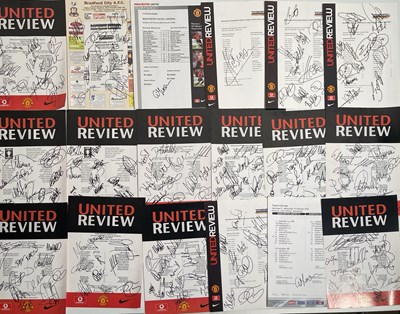 Lot 269 - FOOTBALL MEMORABILIA - MANCHESTER UNITED - SIGNED PHOTOS.