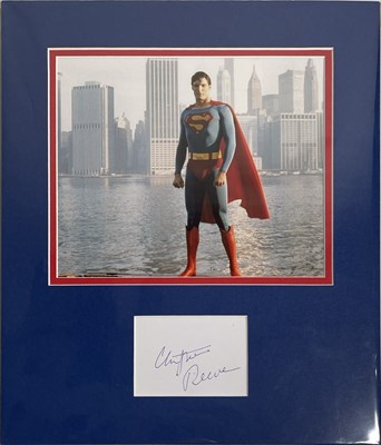 Lot 63 - SUPERMAN - CHRISTOPHER REEVE (1952-2004) SIGNED CARD IN MOUNT.