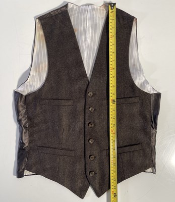 Lot 52 - PEAKY BLINDERS - CILLIAN MURPHY AS TOMMY SHELBY - LIKELY SCREEN WORN SUIT AND SHIRT.
