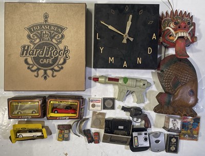 Lot 21 - ASSORTED COLLECTABLES INC CLOCK / SCULPTURES.