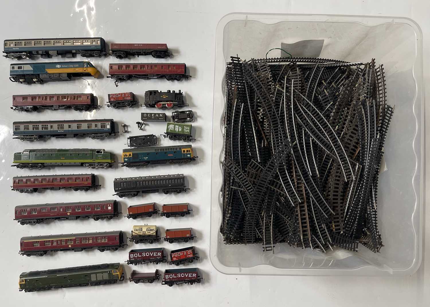 Lot 55 - TRAINS - TRACK AND ENGINES.