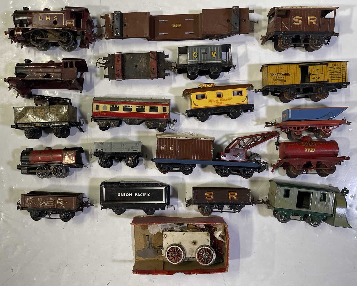 Lot 31 - TRAINS - VINTAGE O GAUGE AND TIN PLATE INC HORNBY LMS 2120.