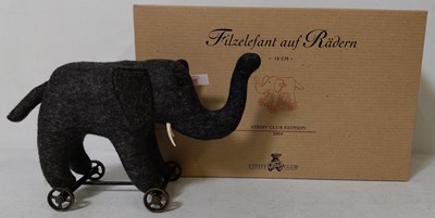 Lot 120 - Steiff Filzelefant auf Rader Club 2004 Elephant on Wheels