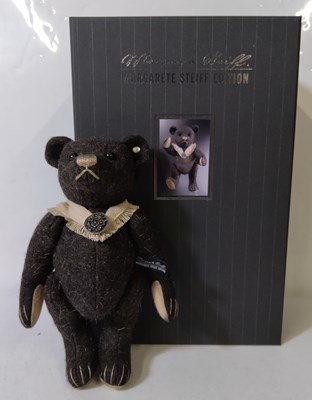 Lot 205 - Steiff Filzteddybar 28 dunkelgrau Club 05 Felt Teddy Bear 28 Dark Grey Club 05