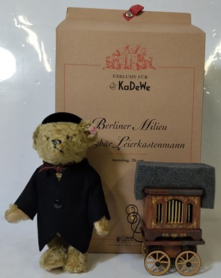 Lot 238 - Steiff Berliner Milieu Teddybar Leierkastenmann 26cm
