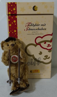 Lot 307 - Steiff Classic Teddybar 18 Moh. Mit Schneeschuhen Classic Teddy Bear with Snow shoes