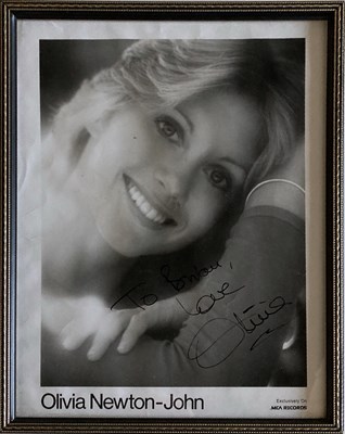 Lot 74 - OLIVIA NEWTON JOHN SIGNED PHOTO.