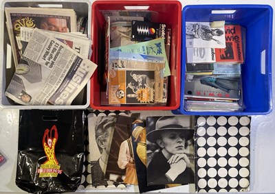 Lot 384 - DAVID BOWIE - LARGE COLLECTION OF MAGAZINES / NEWSPAPERS AND FANZINES.