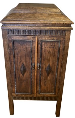 Lot 17 - VINTAGE GRAMOPHONE PLAYER.