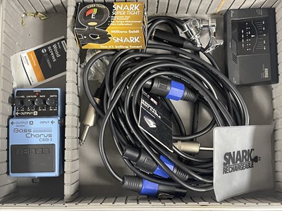 Lot 21 - BOSS BASS CHORUS EFFECT PEDAL.