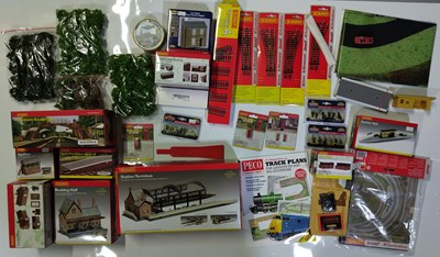 Lot 95 - HORNBY - BOXED/UNUSED MODELS AND SPARES.