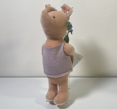 Lot 4 - PIGLET WITH FORGET-ME-NOTS - 662324