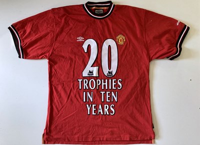 Lot 175 - MANCHESTER UNITED MEMORABILIA - INC T-SHIRTS.