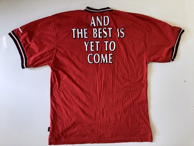 Lot 175 - MANCHESTER UNITED MEMORABILIA - INC T-SHIRTS.