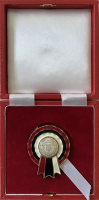 Lot 178 - MANCHESTER UNITED MEMORABILIA - RARE STERLING SILVER AND ENAMEL PIN BADGE.