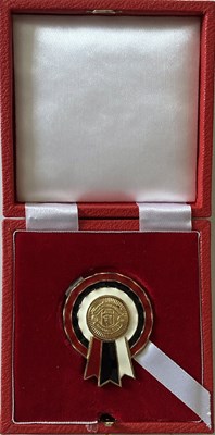 Lot 179 - MANCHESTER UNITED MEMORABILIA - RARE STERLING SILVER AND ENAMEL PIN BADGE.