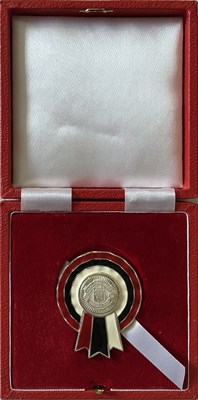 Lot 180 - MANCHESTER UNITED MEMORABILIA - RARE STERLING SILVER AND ENAMEL PIN BADGE.