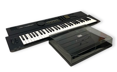 Lot 3 - PROJECT ESSENTIAL TURNTABLE & YAMAHA YS200 SYNTHESIZER.
