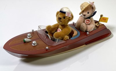 Lot 53 - MOTORBOAT TEDDYBEAR SET - 037405