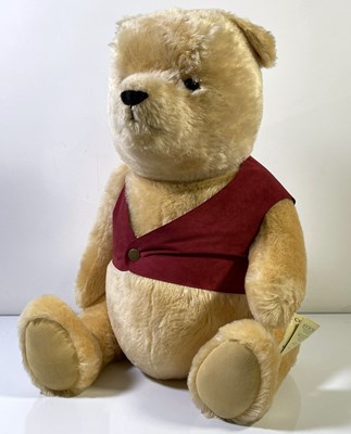 Lot 62 - WINNIE THE POOH - 680328