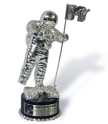 Lot 568 - NATALIE IMBRUGLIA - TORN - OFFICIAL AND ORIGINAL MTV 'MOONMAN' AWARD FOR 'BEST NEW ARTISTS IN VIDEO' 1998.