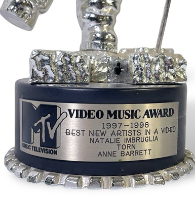 Lot 568 - NATALIE IMBRUGLIA - TORN - OFFICIAL AND ORIGINAL MTV 'MOONMAN' AWARD FOR 'BEST NEW ARTISTS IN VIDEO' 1998.