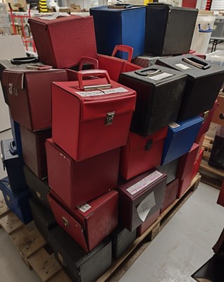 Lot 597 - LARGE COLLECTION OF 7" CARRY CASES.