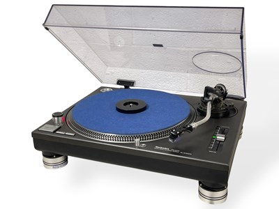 Lot 8 - TECHNICS SL-1210 MK2 DIRECT DRIVE TURNTABLE.