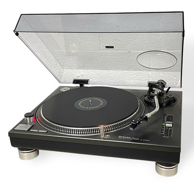 Lot 9 - TECHNICS SL-1210 MK2 DIRECT DRIVE TURNTABLE.